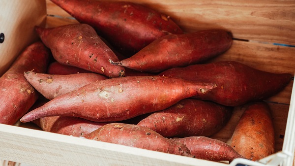 raw sweet potatoes in Steaming Sweet Potatoes By The Spicy Trail Shakarkandi Ubalne Ka Tarika How to Steam Shakarkandi Shakarkandi Chaat Recipe