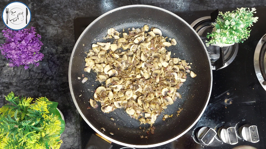 3rd step of Creamy Mushroom Sauce Recipe By The Spicy Trail Easy Garlic Mushroom Sauce