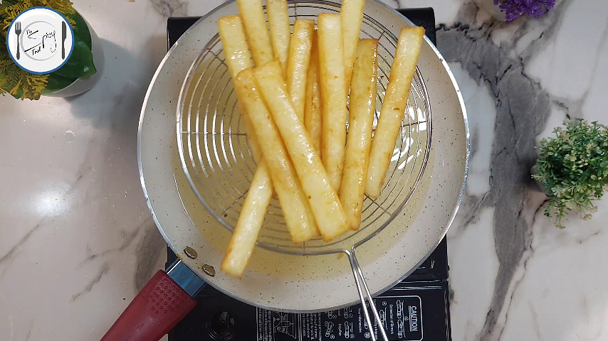 5th step of Potato Long Fries Recipe By The Spicy Trail Long French Fries