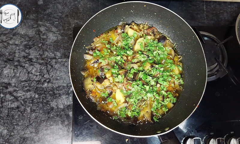 The Spicy Trail's Baingan Aloo Recipe: A Delicious Aloo Baingan Ki Sabji