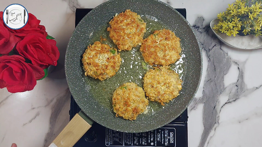 4th step of Veg Noodles Cutlet Recipe By The Spicy Trail Noodles Kabab Ramzan Special Potato Cutlets Recipe